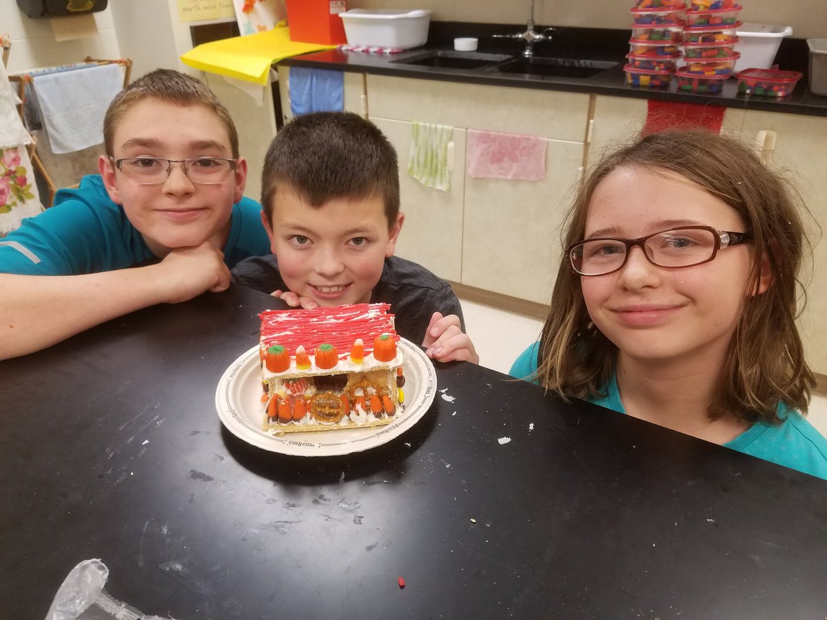 TigerMath6's tweet photo. 6th STEM: Design Challenge-Haunted Gingerbread Creation #stemexcellence @smstigers1 @drlmihrig @TigerScience6 @belinblank https://t.co/SYBn1jGfKX
