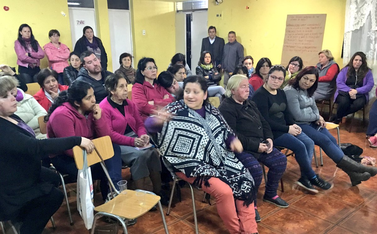 carmengloria_f's tweet photo. Junto a Vecinos conversando con director #Serviu @Serviu_RM sobre la modernización del sistema público, recibiendo apoyo de #AlbertoPizarro https://t.co/4dLFYWfudM