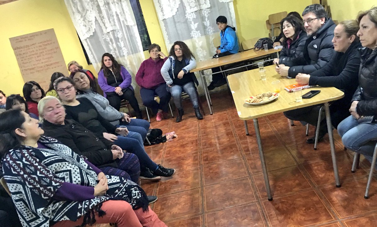 carmengloria_f's tweet photo. Junto a Vecinos conversando con director #Serviu @Serviu_RM sobre la modernización del sistema público, recibiendo apoyo de #AlbertoPizarro https://t.co/4dLFYWfudM