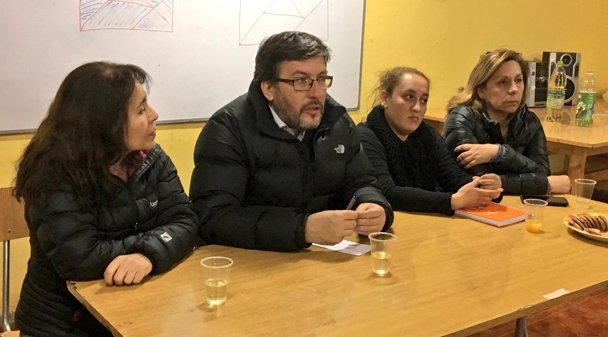 carmengloria_f's tweet photo. Junto a Vecinos conversando con director #Serviu @Serviu_RM sobre la modernización del sistema público, recibiendo apoyo de #AlbertoPizarro https://t.co/4dLFYWfudM