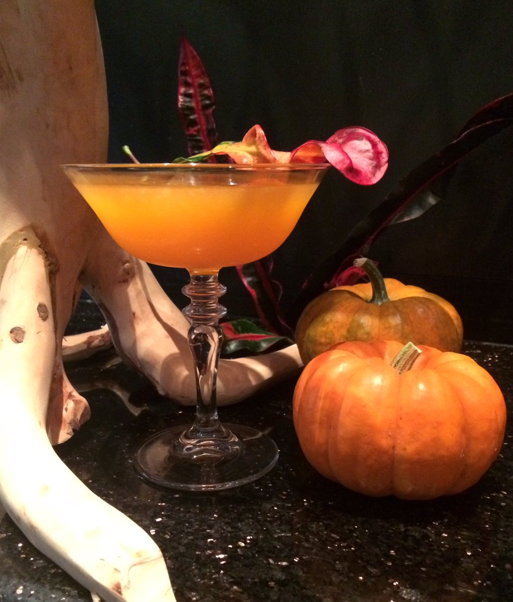 Flaming Pumpkin!! <a href="/FireballWhisky/">The Dragon</a> <a href="/Disaronno_USA/">Disaronno USA</a> <a href="/MoninUSA/">Monin USA</a> #cinnamon #whisky #spicepumpkinpuree #orangejuice <a href="/RenaissanceOrla/">Renaissance Orlando Airport</a> #barritual 🔥