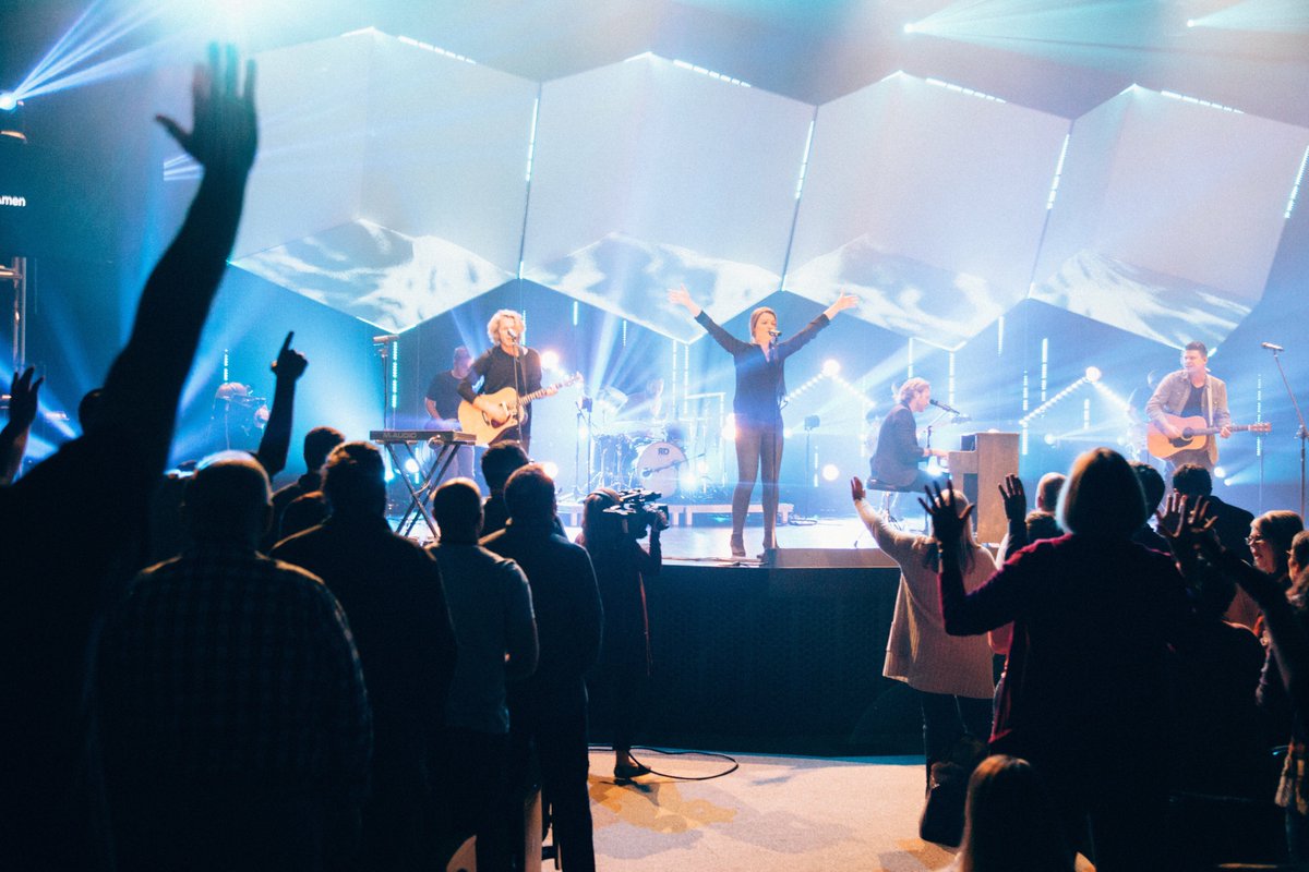FoursquareNWD's tweet photo. It’s night 2 of #nwd16 ! Can’t wait for service together! Session starts at 6:30pm. (evan|larissa) https://t.co/u79aEOE4Lo