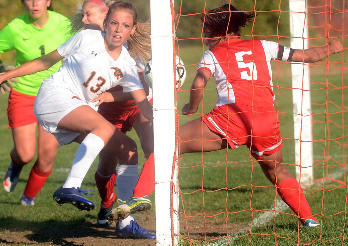 jshishmanianNB's tweet photo. GALLERY #PlainfieldHigh beats #StBernard 4-1 in girls soccer https://t.co/qxBWFBmslR @mallardNB @jshishmanianNB @NorwichBulletin #ctgsocc https://t.co/wjbh2Dt1gx