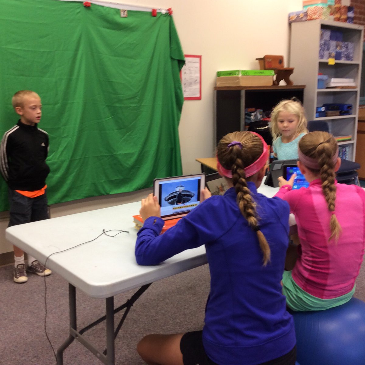 Newbold3rd's tweet photo. Landmark research with the green screen- thank you 6th graders &amp; Mr. Ferrell. #ourSMSDstory #TEAM512 https://t.co/9uYe0tua5M