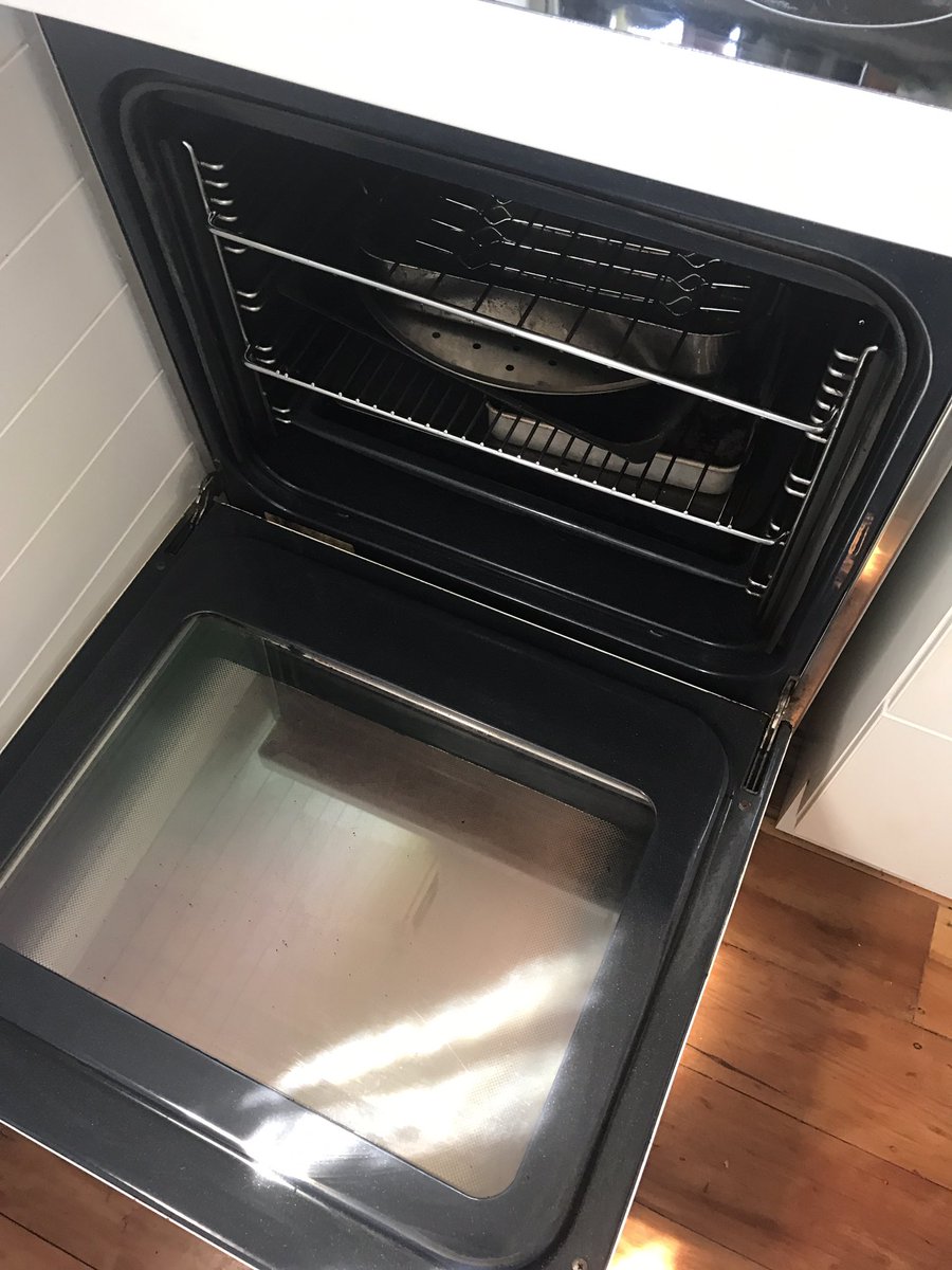 neo200120018's tweet photo. What did I do today make my oven all sparkly #shouldntleaveitsolong #somuchmuck https://t.co/uVsTTRXj0g