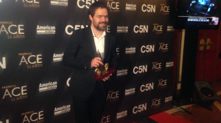 minutounocom's tweet photo. #PremiosACE La emoción de Peter Lanzani al recordar a quienes lo ayudaron en sus inicios  https://t.co/AdkDWDLYh5 https://t.co/bxj83MqlDK