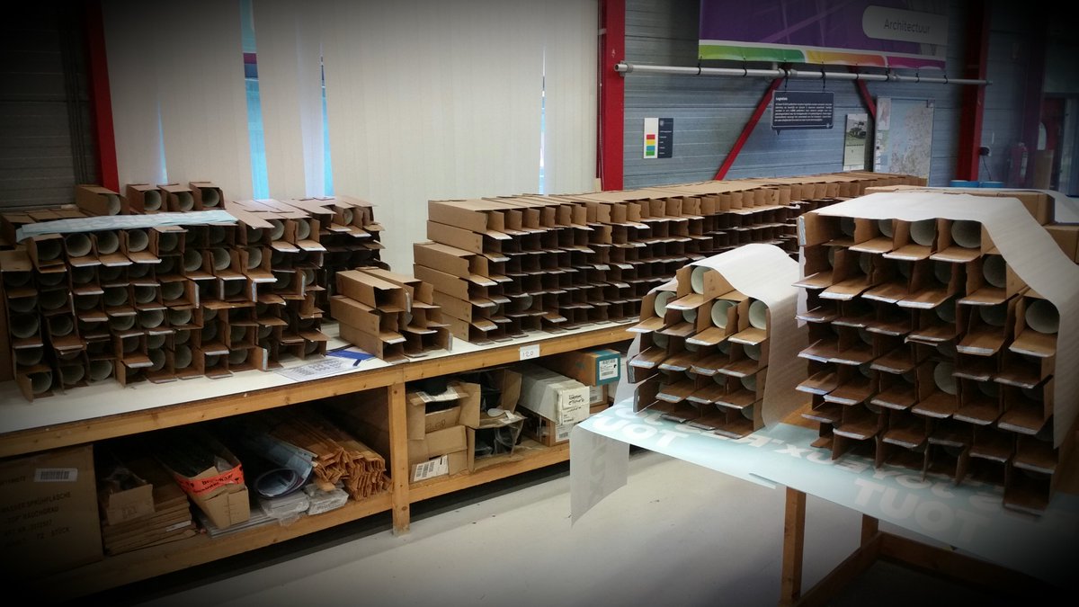 Vroeg op vandaag om een wereldwijde zending gereed te maken voor een nieuwe campagne van een groot kledingmerk. #retail #windowadvertising