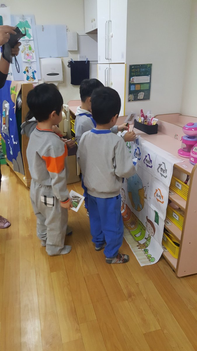 환경마크, 물사랑실천, 에너지절약, 자원순환, 텃밭에 대한 5개월동안의 녹색교육이 마무리되었습니다. 녹색교육을 통해 우리 친구들이 자연과 더불어 살아가는 이유에 대해 알고 실생활에서 실천하며자연을 소중히 여기게 된 시간이었습니다.  ♡