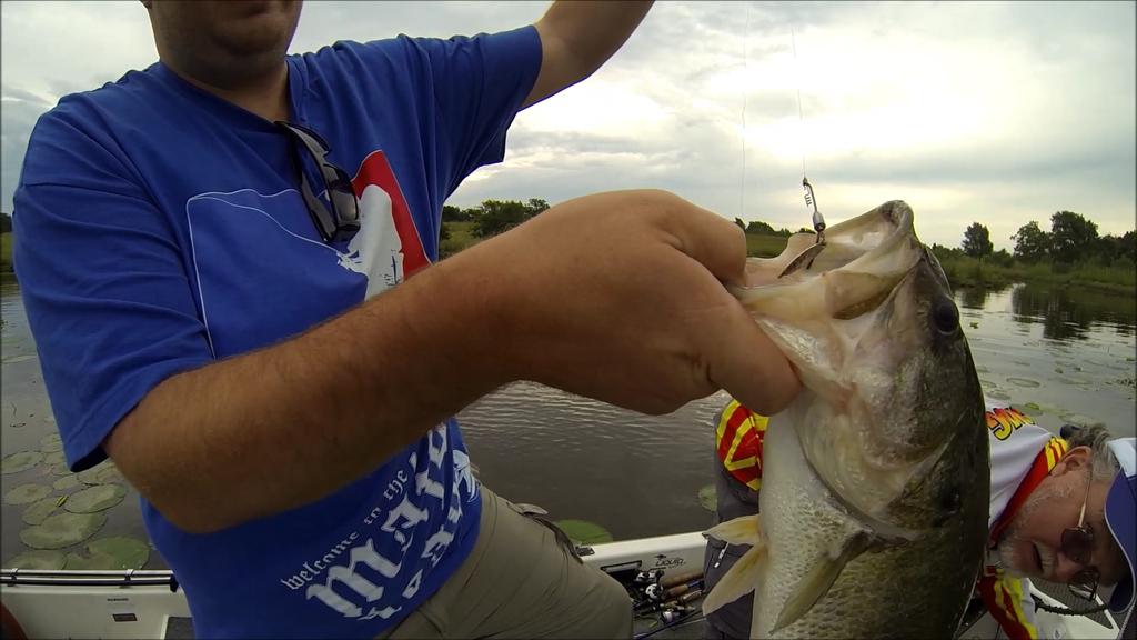 TexansJohnny's tweet photo. Bass sure love those @lazymanhooks with @CremeLures Reel Scremers. It blew up on @BHOAdventures but missed and I cleaned up behind him. https://t.co/hsYX7Lo8RD