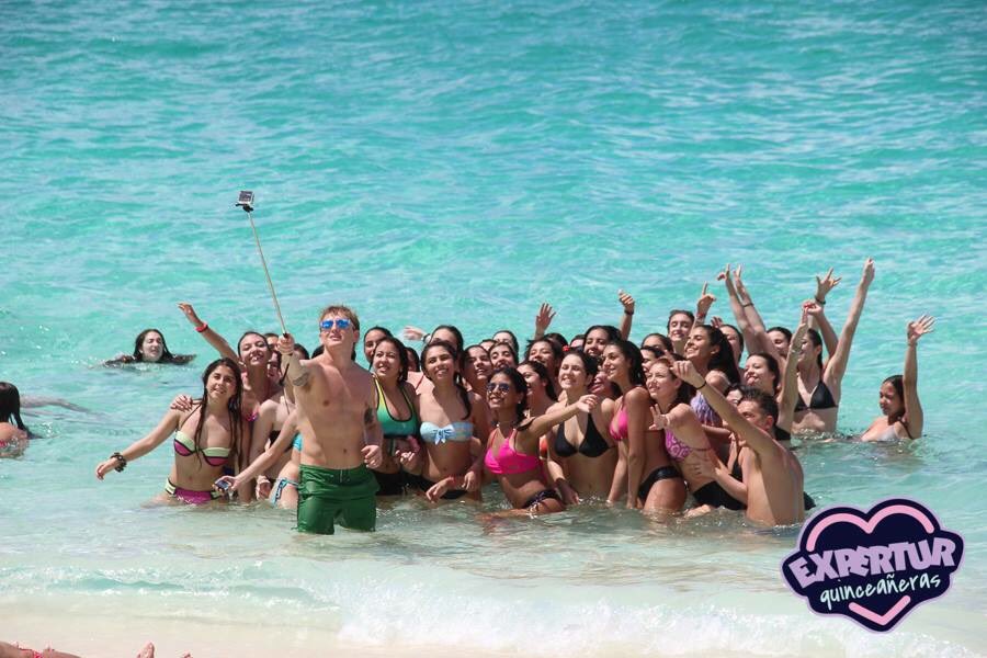 Expertur15's tweet photo. #Selfie en el paraiso y todas queremos salir! 📸💗 ya elegiste como vas a vivirlo? #Disney #Miami #Bahamas o #NewYork! #YoViajoConExpertur ✋🏻😍 https://t.co/StvWVOS1ji