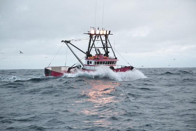 DungeonCove's tweet photo. Delivering before nightfall means an extra $20,000 for the Winona crew but the sun is setting and the waves are growing... #DungeonCove https://t.co/YG2INGr1cB