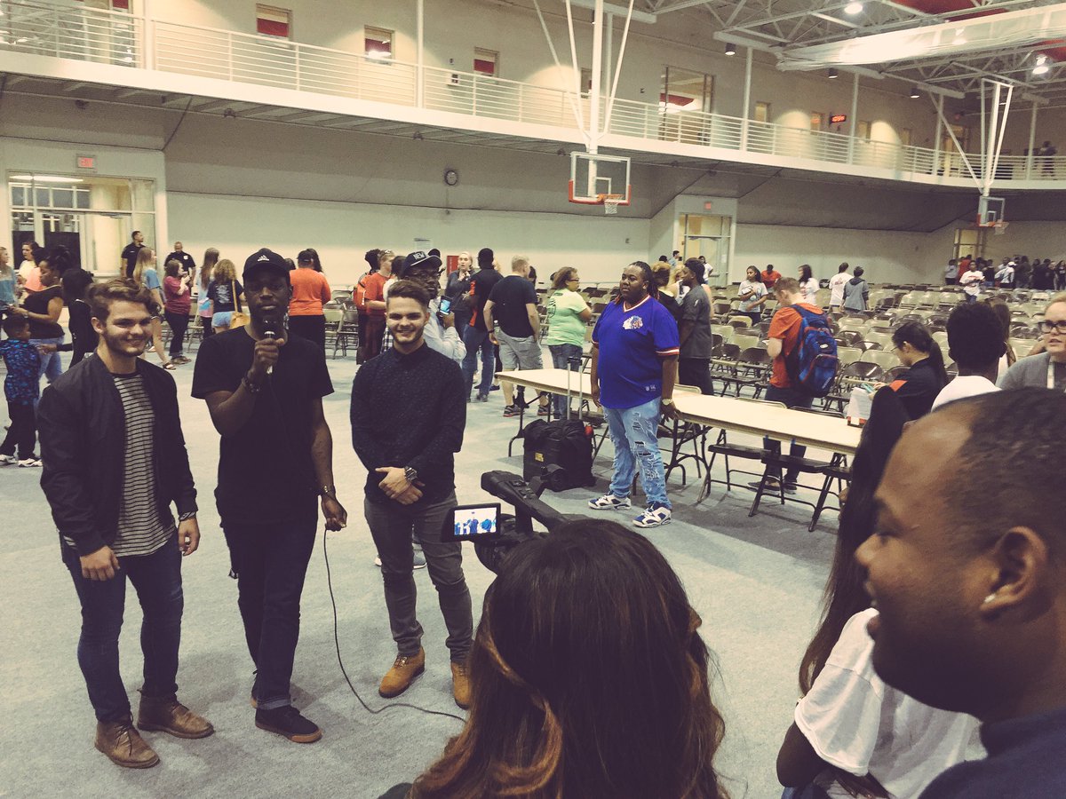 APSUAngels's tweet image. Lamar just chilling with the #APApollo winners🎉😎 #APSU #Congratulations #LETSGOPEAY
