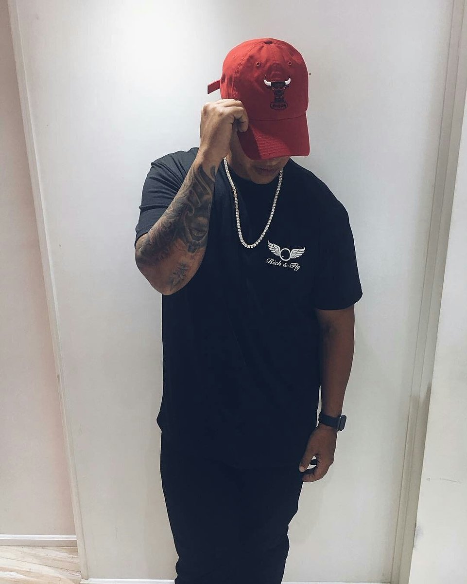 DYMFC_Venezuela's tweet photo. "No me llame yo te llamo! #ElPitcher 🤑 Via: Instragram @daddy_yankee https://t.co/m6W03gggLo
