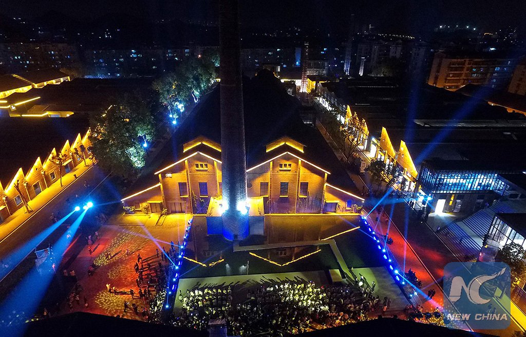 vincentmenezes's tweet photo. #Fashion~in ancient town-
#3D #visuallightshow
#EChina's "#PorcelainCapital" #Jingdezhen
.@XHNews
https://t.co/uXkgqmoEnl