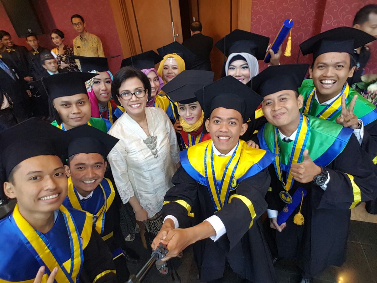 BPPKkemenkeu's tweet photo. Cheese📷  MenKeu wefie bersama 11 lulusan terbaik #PKNSTAN #SiapKerjaNyata #wisudaPKNSTAN2016 #KemenkeuRI #SriMulyani https://t.co/BmX9VnpIgD