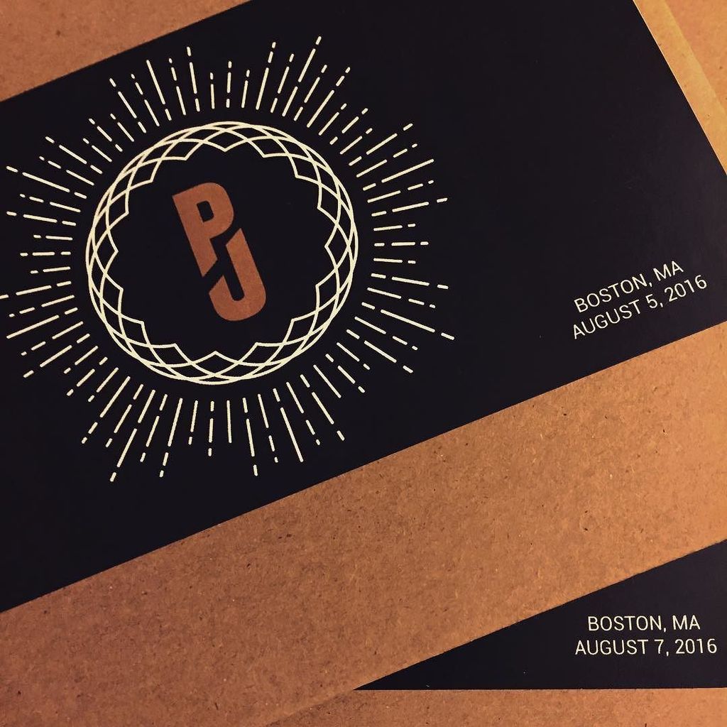 PatrickJLemieux's tweet photo. I like coming home and finding this in my mailbox. #pjbootlegs #pearljam #pjfenway https://t.co/EdMnpite9y https://t.co/fd5J3S0awR