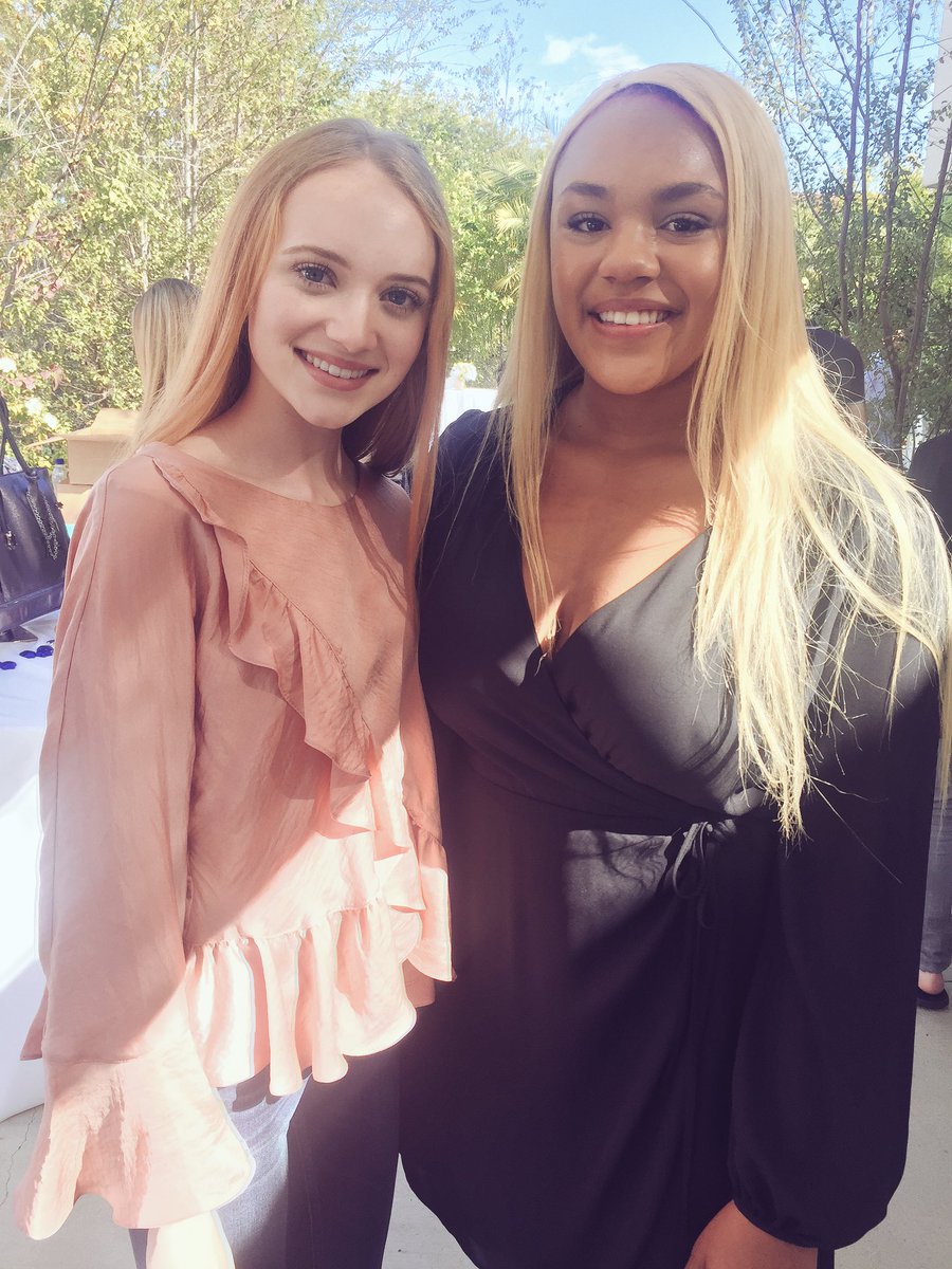 glittermagazine's tweet photo. .@belle_shouse + Glitter's @zoefowler28 for @GlitterSelfLove x @4BreakingChains #selflovecampaign https://t.co/zWPMguzZBy