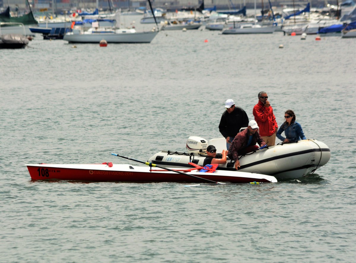 RemoPeruano's tweet photo. Pequeño percance ayer en la clasificación a los Bolivarianos de Playa de #Iquique #FPRemo #ClubRegatasLima #PeruvianRowing #Coastalrowing https://t.co/bmlnkEyszp