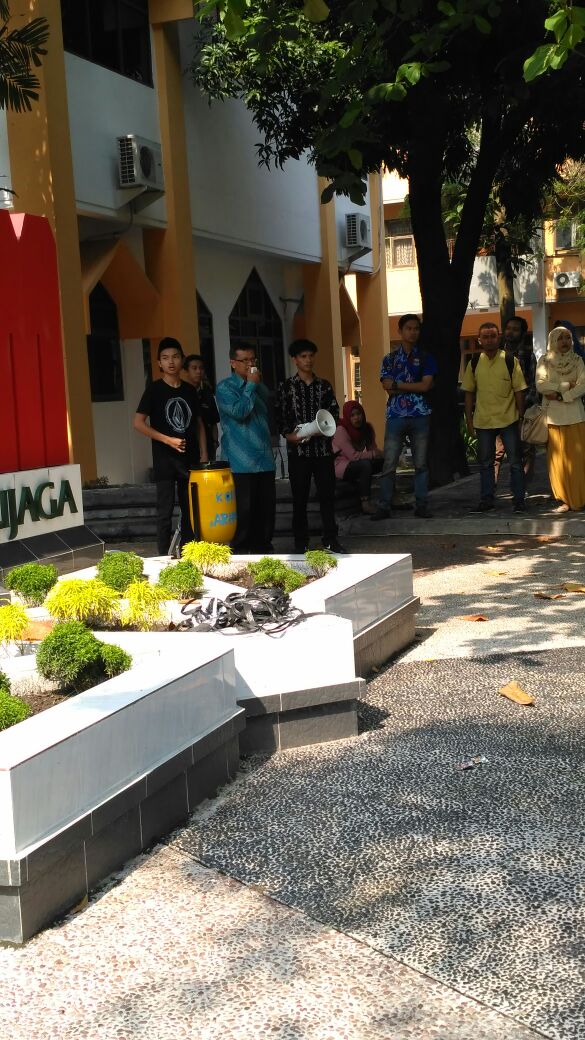 Cak_Hendris's tweet photo. Deklarasi Korp Arimbi ; Aksi penyadaran mhsiswa agr tdk buang sampah sembarangan #PMII #Fishum @MayaFMH @Iswandisyah @jenDarain @NickRosid https://t.co/8fojwEzaOh