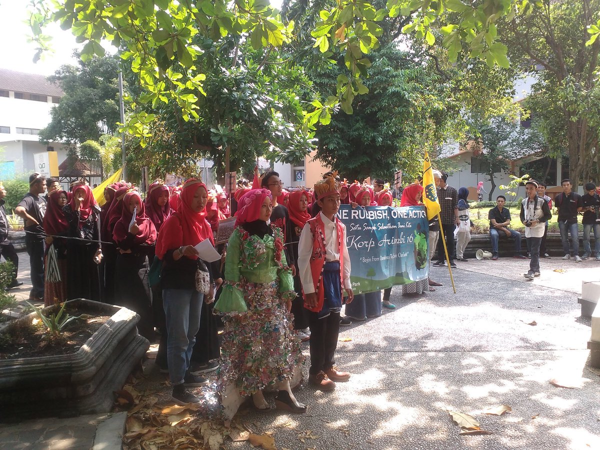 Cak_Hendris's tweet photo. Deklarasi Korp Arimbi ; Aksi penyadaran mhsiswa agr tdk buang sampah sembarangan #PMII #Fishum @MayaFMH @Iswandisyah @jenDarain @NickRosid https://t.co/8fojwEzaOh