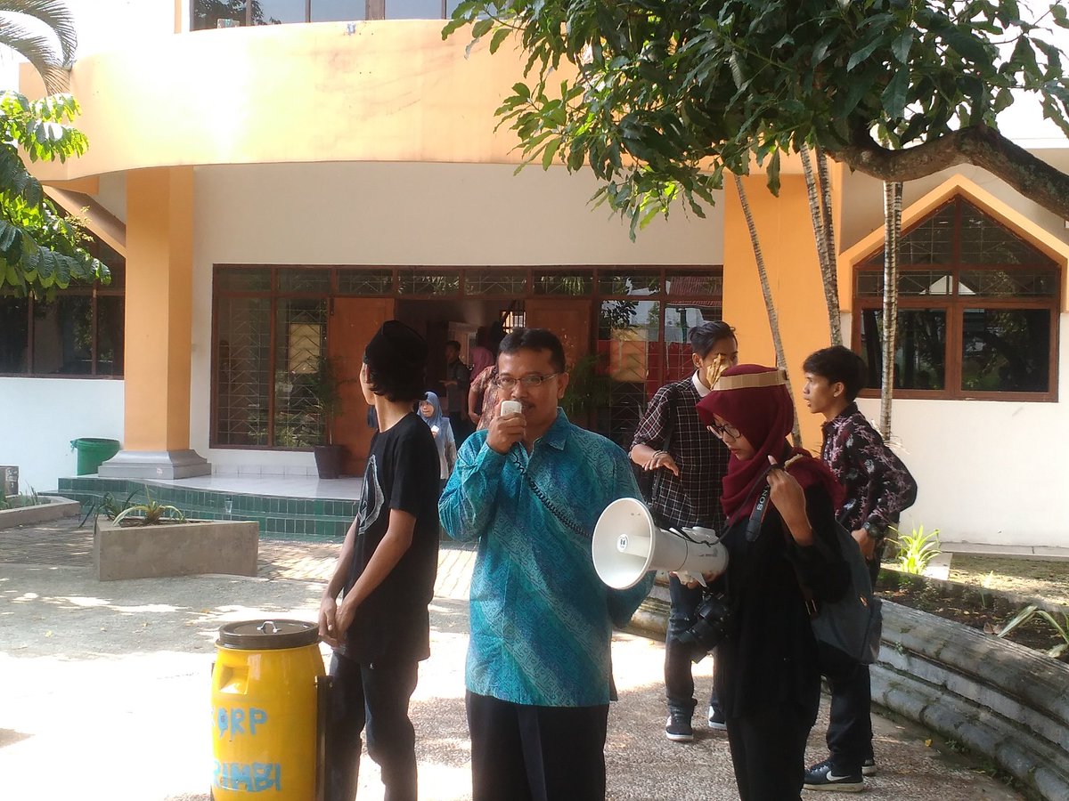 Cak_Hendris's tweet photo. Deklarasi Korp Arimbi ; Aksi penyadaran mhsiswa agr tdk buang sampah sembarangan #PMII #Fishum @MayaFMH @Iswandisyah @jenDarain @NickRosid https://t.co/8fojwEzaOh