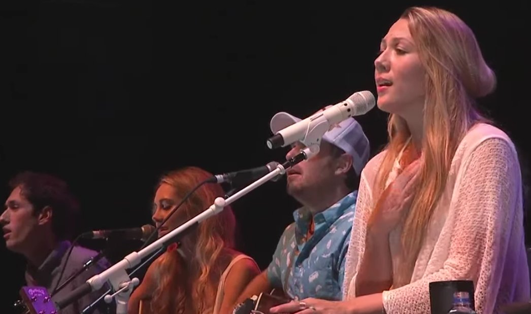 kriss_ia's tweet photo. @ColbieCaillat .. also, love your hairdo tonight! simple, yet, very stylish .. it suits you .. 💙💙💙 #MalibuSessions https://t.co/fQ5uKMzK3i