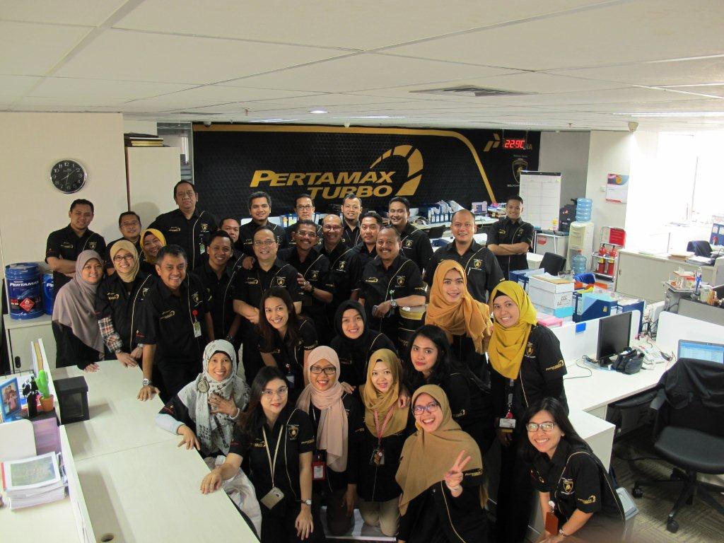 vfebria's tweet photo. PERTAMAX TURBO Team..beginilah kami bekerja..keceriaan dalam mengejar target GILA kami..karena kami selalu #PerfectionInPerformance https://t.co/iRyffdHCip