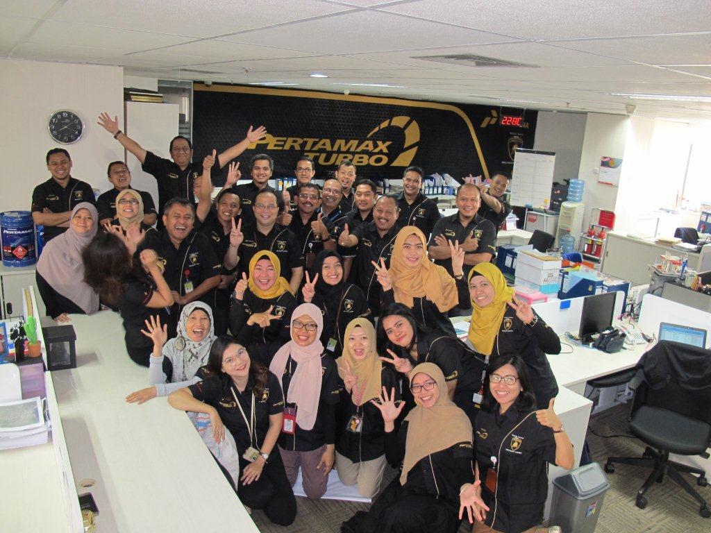 vfebria's tweet photo. PERTAMAX TURBO Team..beginilah kami bekerja..keceriaan dalam mengejar target GILA kami..karena kami selalu #PerfectionInPerformance https://t.co/iRyffdHCip