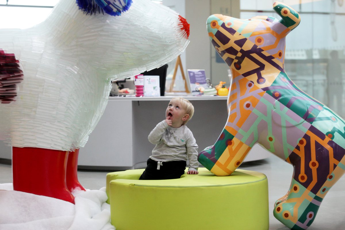 My_Metro's tweet photo. Metros little @great_snowdogs Gooch has been to @NGC_GlassCentre to meet their Snowdog Frostbite https://t.co/qdJSHOYwcw #GreatNorthSnowdogs https://t.co/VpoH9iw0Qj