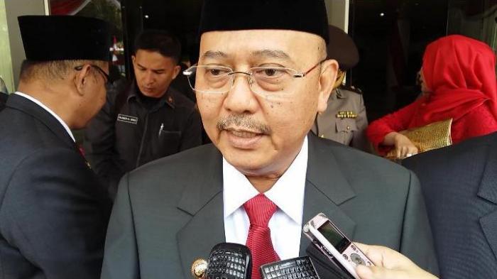 Eldin Sampaikan Pengantar Ranperda Kota Medan Tentang Perubahan APBD Tahun 2016 medanrumahkita.com/eldin-sampaika…