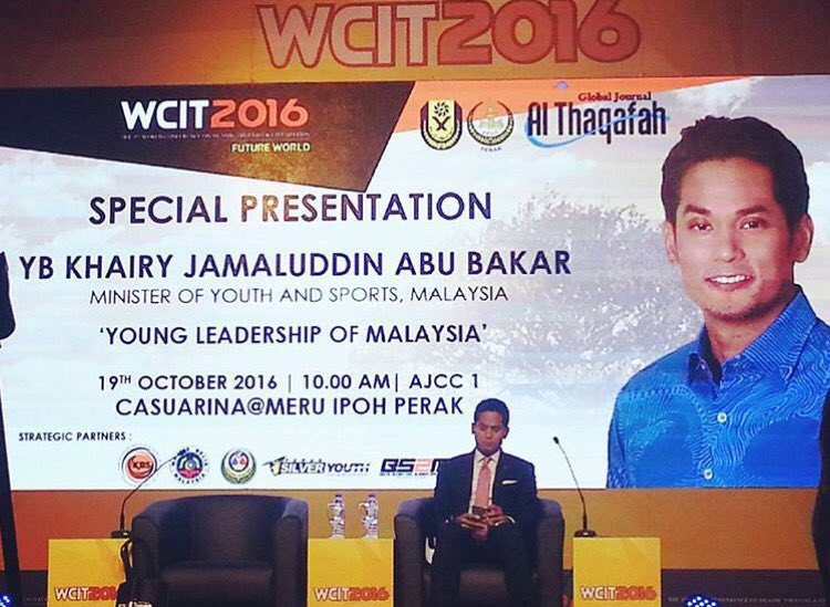 namahilangqjxi's tweet photo. Takda rezeki nk jumpa YB @Khairykj 😢 dapat gambar dari org pun jadi la #WCIT2016 #USAS https://t.co/y875ym4oiA