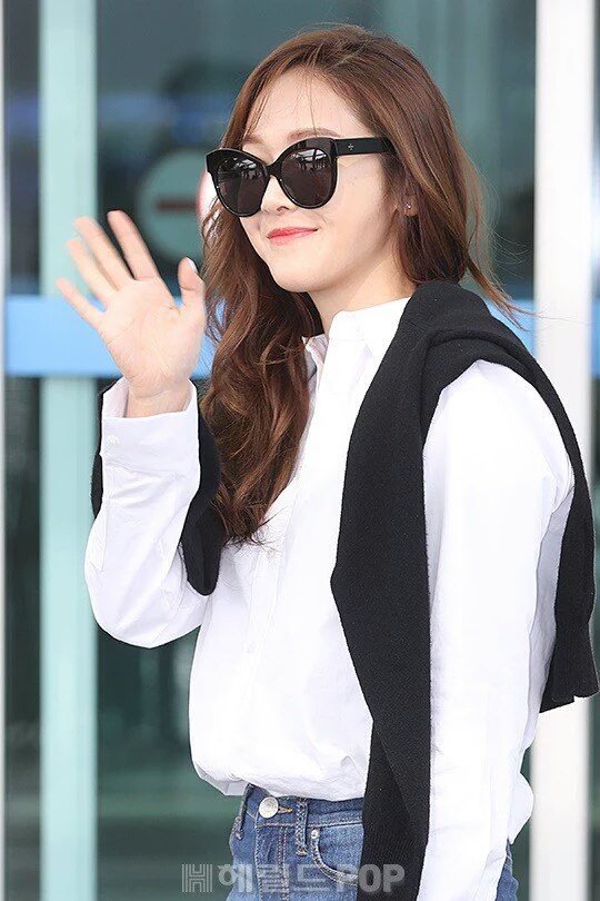 Always_One_2122's tweet photo. [AIRPORT] 161019 Jessica @ ICN Airport heading to Shanghai to attend "Shanghai Fashion Week" https://t.co/1dDDAp38zR
