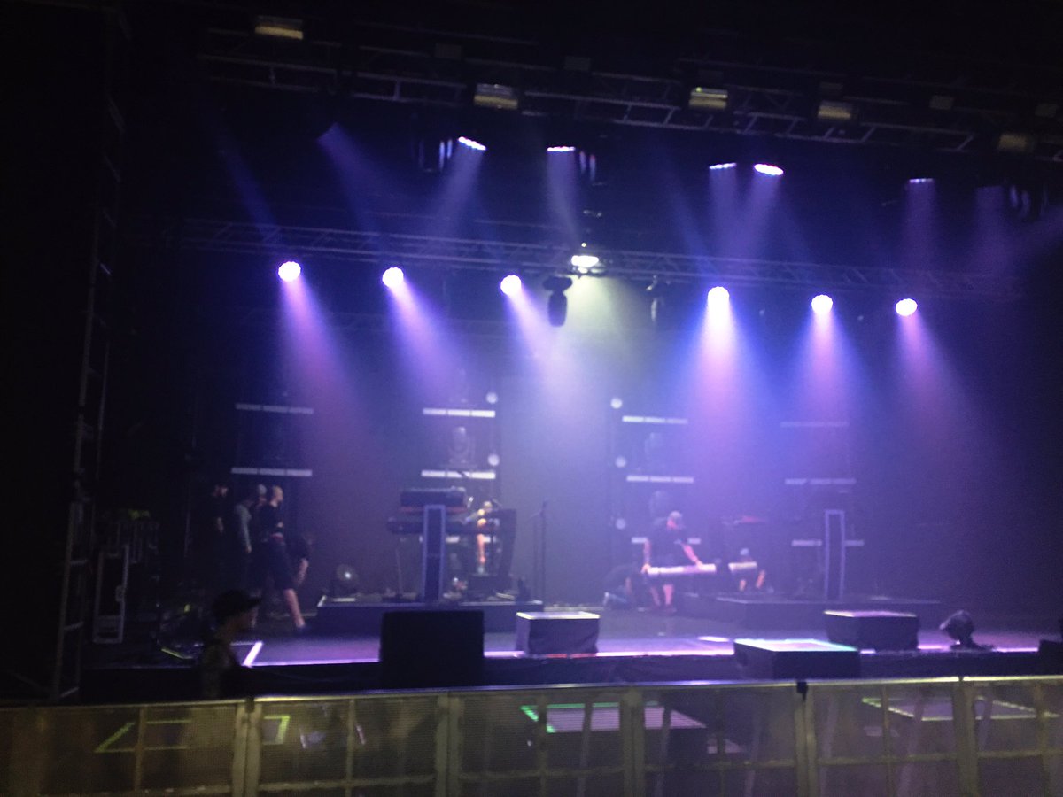 PocketsYou's tweet photo. This blurry photo of an empty stage sums up how I feel abt the end of this tour.
We are all @CHVRCHES
And we will all be here for #AlbumIII https://t.co/qHnZ23hdPx