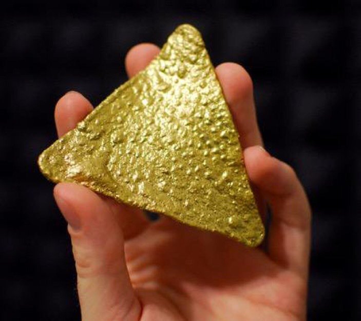 FunnyPicsDepot's tweet photo. This is a Golden Dorito, it appears in only 1 of 10,000,000 Doritos retweet or you will have badluck for 13 years. https://t.co/8AwBPmTQwQ