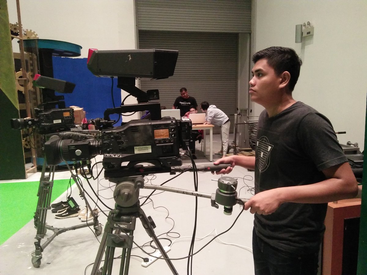meredahgelap's tweet photo. Sitcom rehearsal #mcp #tvworkshop #television #sitcom https://t.co/xiEP1xT3vk