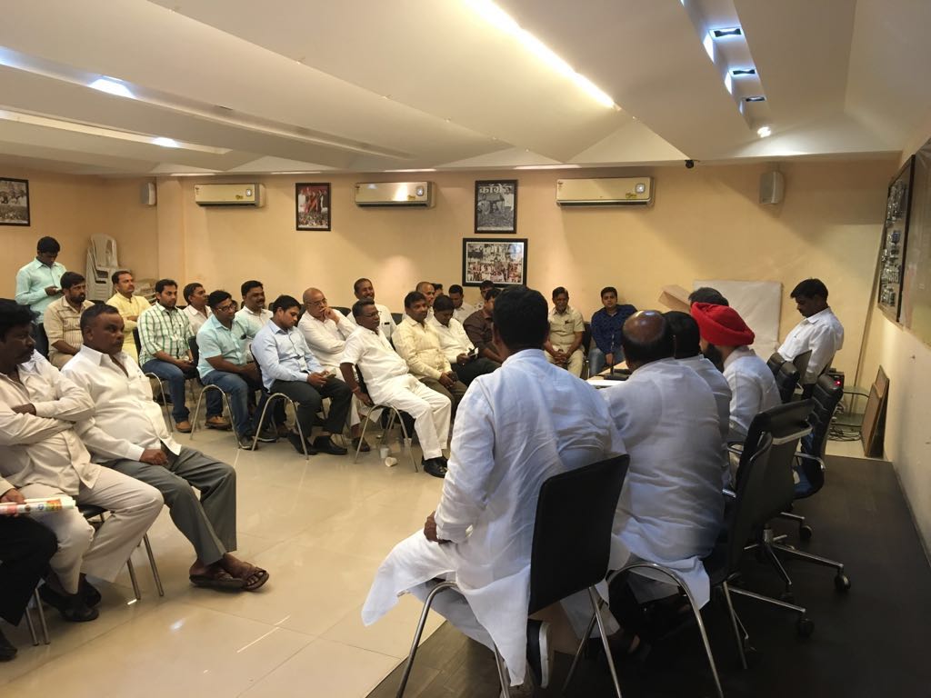INCMumbai's tweet photo. उत्तर भारतीय ओबीसी लोगों के आरक्षण के लिये आज #MRCC में मुंबई कॉंग्रेस अध्यक्ष @sanjaynirupam जी के अध्यक्षता में मिटींग हुई! https://t.co/aOnbvdPivJ