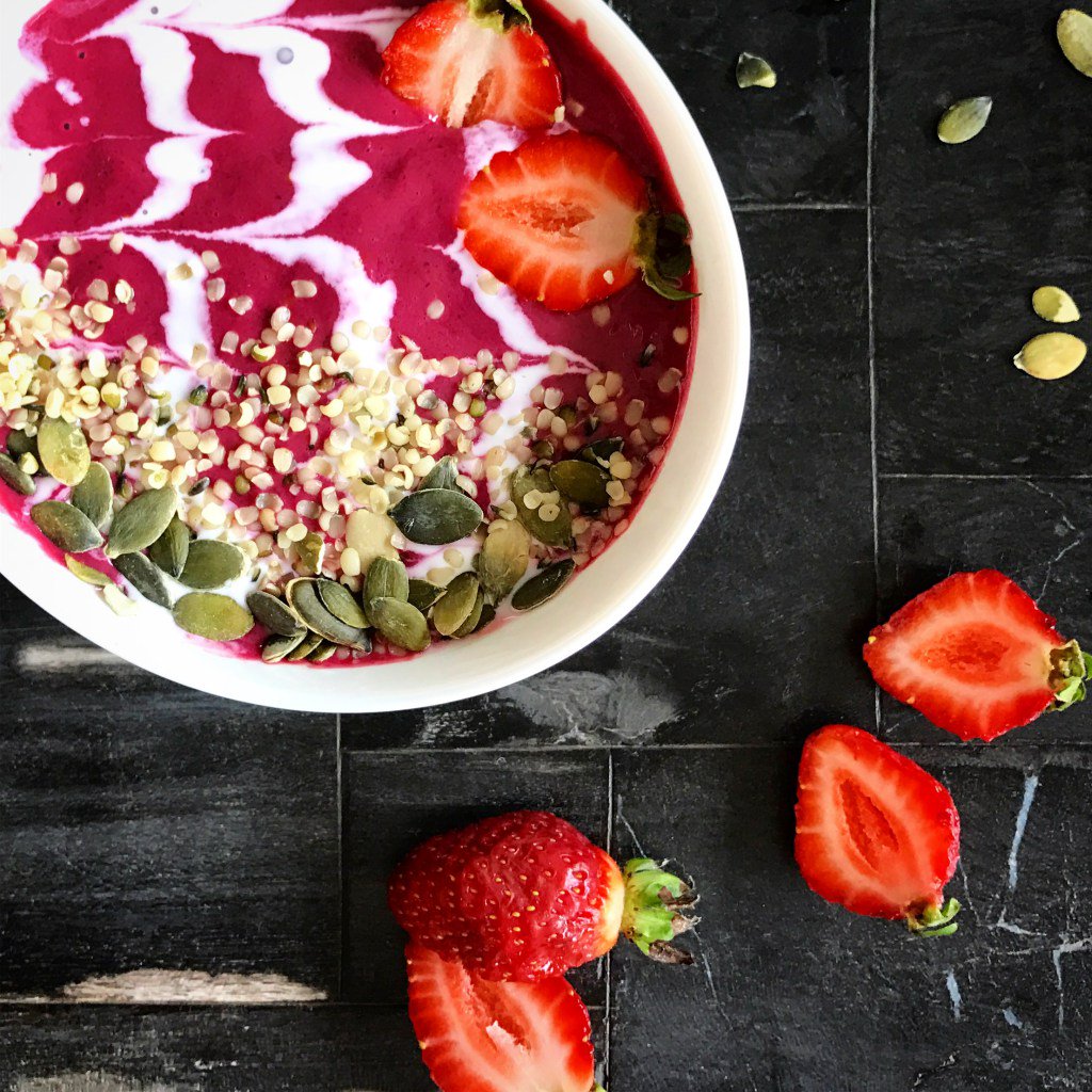 Beet and Turmeric Smoothie morganickitchen.com/2016/10/14/bee…