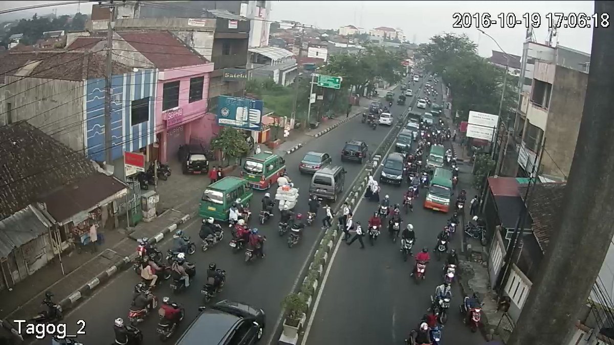 Via <a href="/Dishub_Cimahi/">Dishub Kota Cimahi</a> 17.05 Arus Lalin Jl.Amirmahmud-Tagog Terpantau Ramai Lancar #lalincimahi