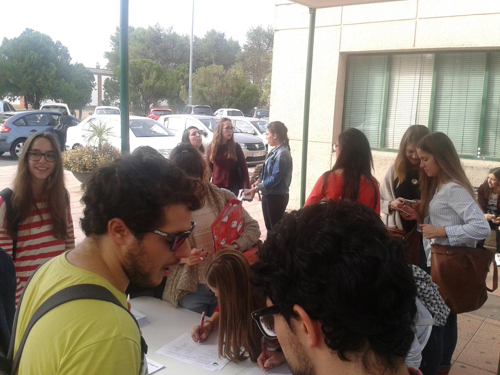 JovenesCCOOext's tweet photo. Hoy con los compañeros de @alcampus recogiendo firmas en el campus de badajoz por un #Tren digno en Extremadura https://t.co/CltEjKhmdI