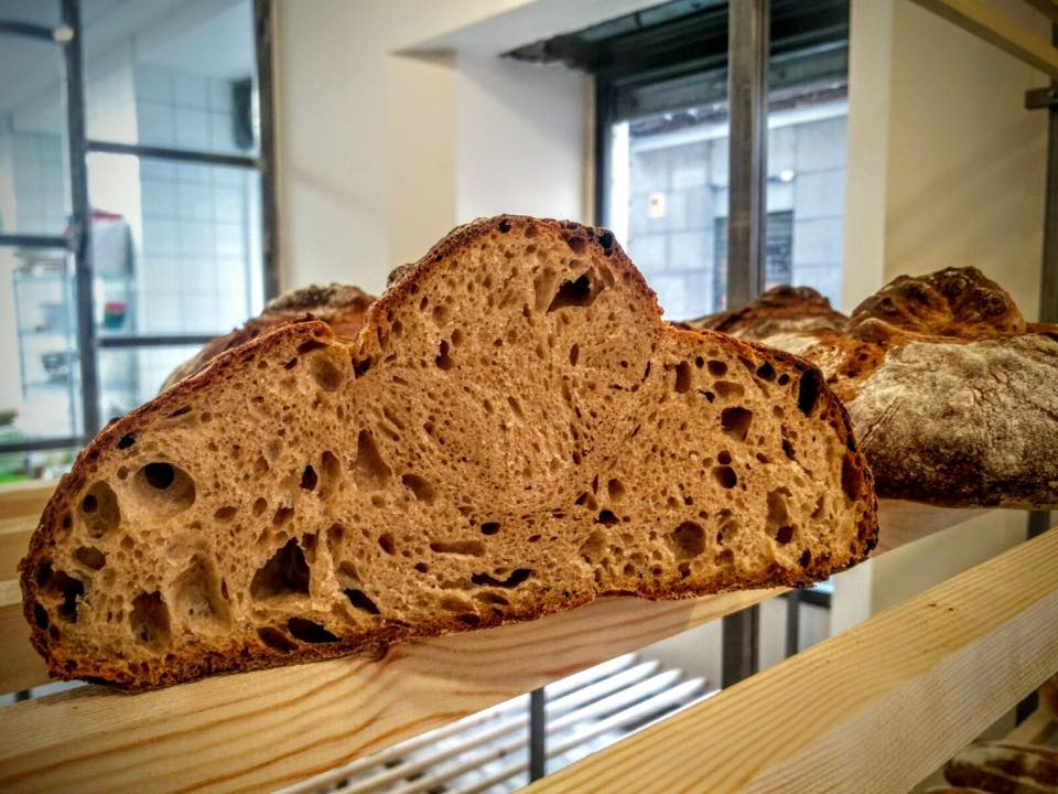 En día de lluvia el despacho de pan es aún más cálido. Os esperamos en Mesón de Paredes 10. Feliz miércoles! #agroecología #pan #panifiesto