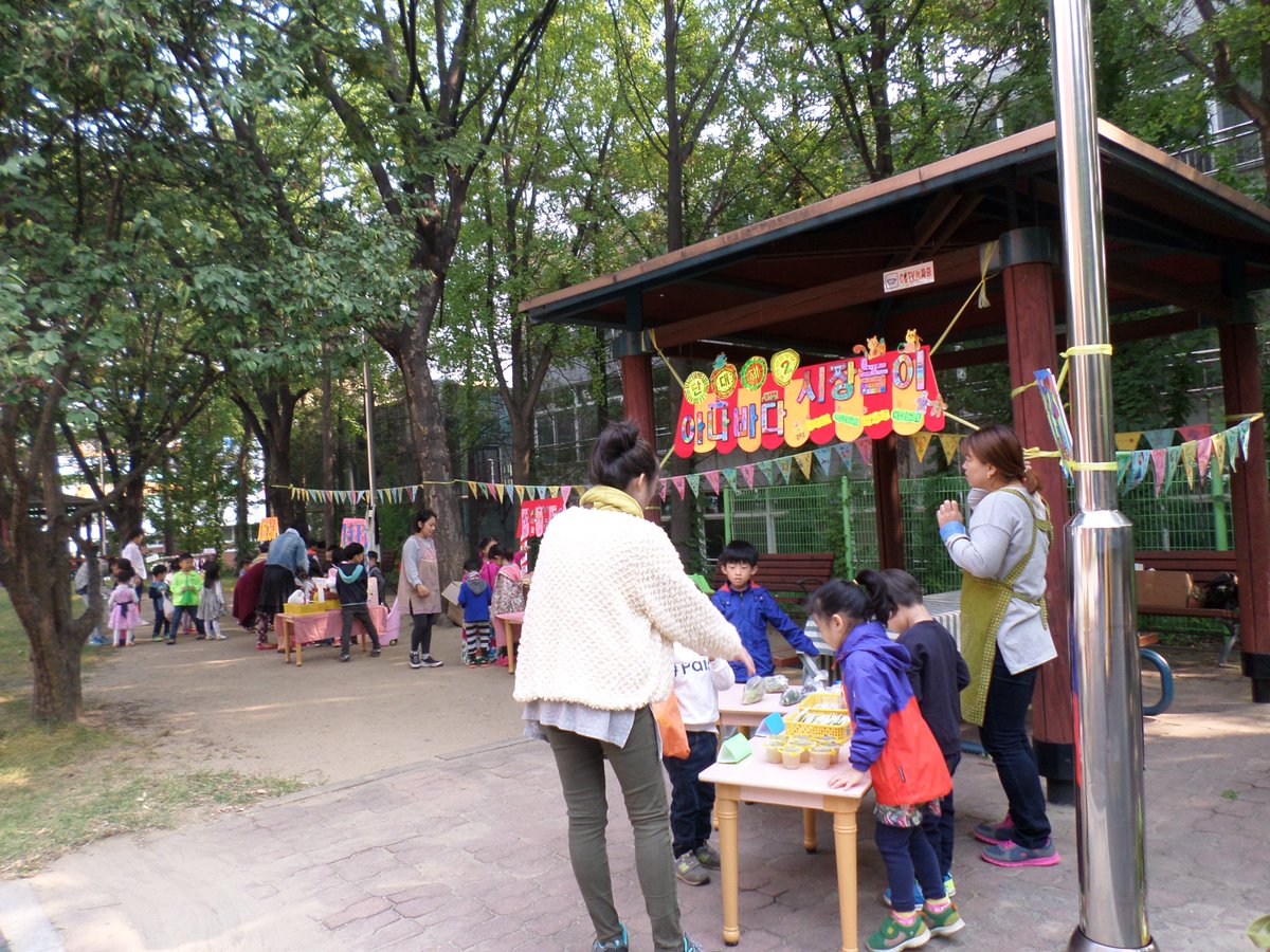 가정에서 쓰지않는 물건들을 모아 작은 단대제2시장을 열었답니다. "아껴쓰고 나눠쓰고 바꿔쓰고 다시쓰고" 를 실천하고 수익금으로 지역사회에 기부하는 나눔과협력을 배우는 의미있는 시간이었습니다. 함께 물건을 팔아주신 도우미 어머님들께도 감사함을 전합니다.