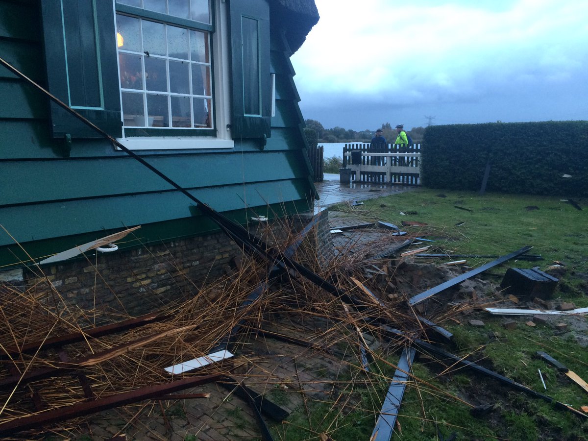 Sanders_Paul's tweet photo. De ravage is groot bij de #twiskemolen, na de windhoos gisteravond. https://t.co/C4TMwpDhlx
