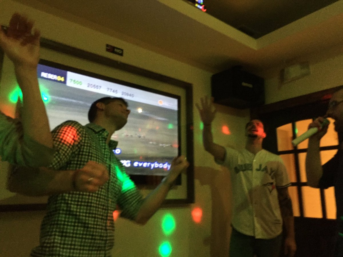francesLyap's tweet photo. When the #world hands you lemons you make #lemonade #karaoke #singyourheartsout #keepsinging #onlyinvancity #sing #vancouver #fantacity https://t.co/qdVzW1CZcE