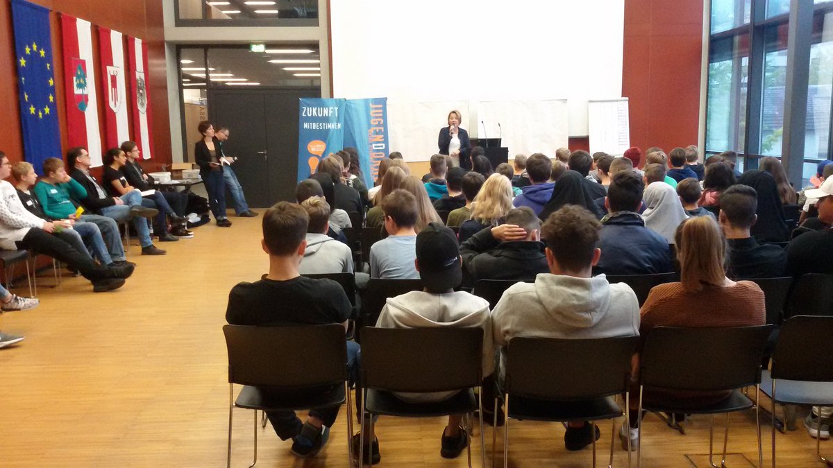 ElmarLuger's tweet photo. 80 Jugendliche im Rathaus der @StadtDornbirn zu Themen #Europa #Schule #Refugees #Jugendarbeit Eröffnung Bgm @andreakauf @EPinOesterreich https://t.co/VR6SFhqjO3