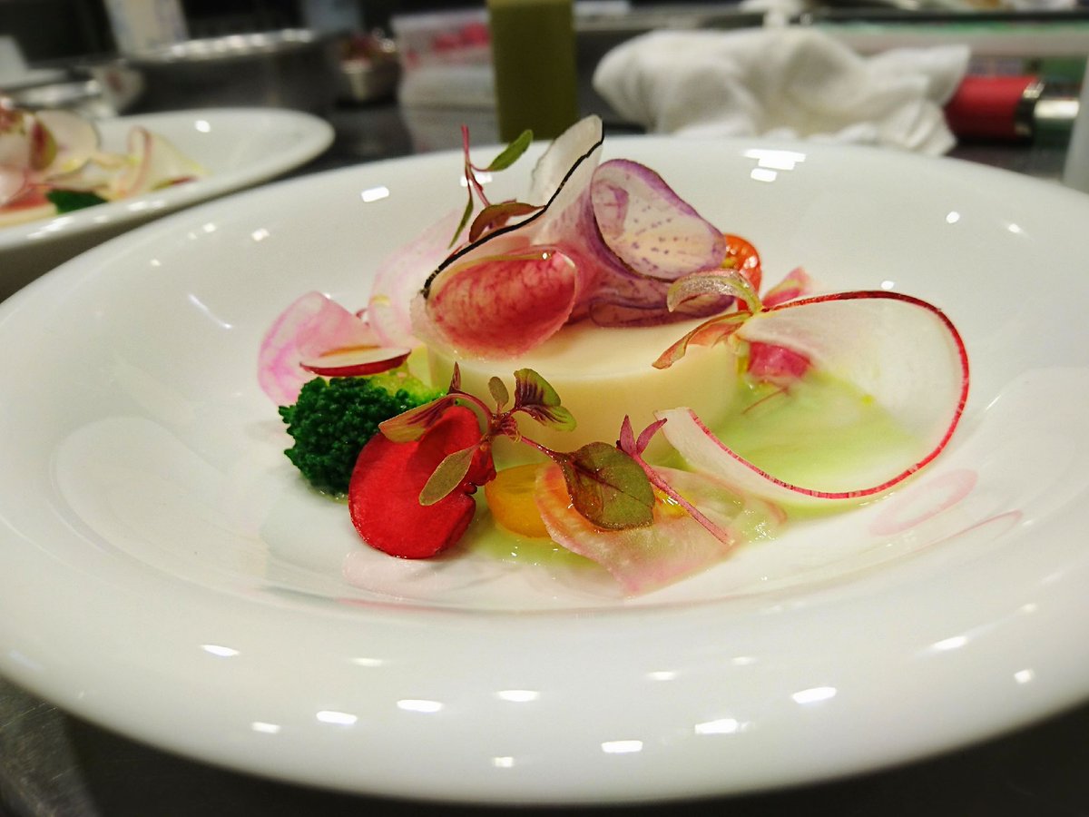 公式 オリエンタルホテル広島 V Twitter 秋の食材でキノコを使うと落ち着いた色合いのお皿になりますが 根菜を使うと鮮やかになります 旬の素材の色が映える 今が一番美味しい料理をお召し上がりください オリエンタルホテル広島 フレンチレストランozawa Tel