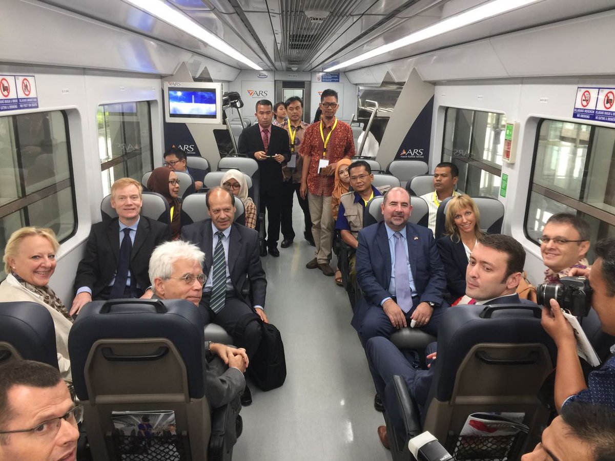 uni_eropa's tweet photo. Tebak ini dimana? Bukan Eropa tapi ini para #Dubes #EU di kereta api dari Bandara  @kualanamuKNO menuju kota #Medan https://t.co/AFYnog0bcx