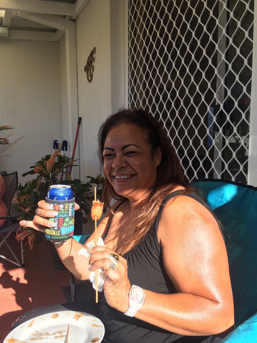 CleoOzTour's tweet photo. .@Talk2Cleo bein Aussie as with tinnie and a snag. #Straya https://t.co/p56RHj3Jqp