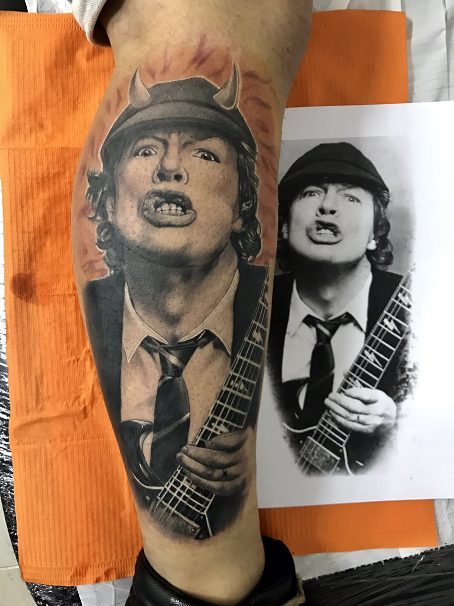 JesusGines1's tweet photo. By jesus whit sabre dcx machine @Sabretattoo @TweetThatTattoo @acdcnoticias https://t.co/4bTdLkbv4K