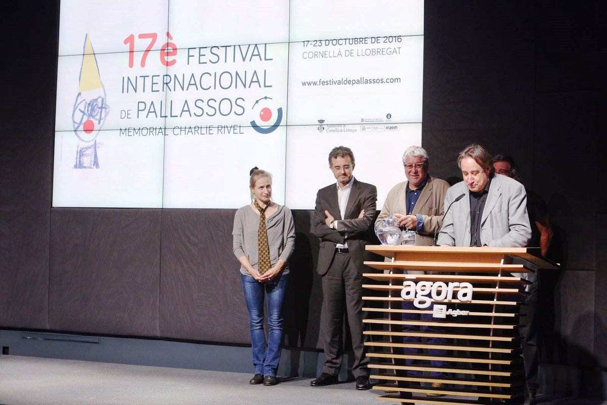 CulturaDIBA's tweet photo. Magnífica jornada ahir al @FIP16 envoltats d'amics del circ al lliurament del premi Nas d'Or i la gala inaugural #FIP2016 #pallassoscornella https://t.co/m3GtakUxSK