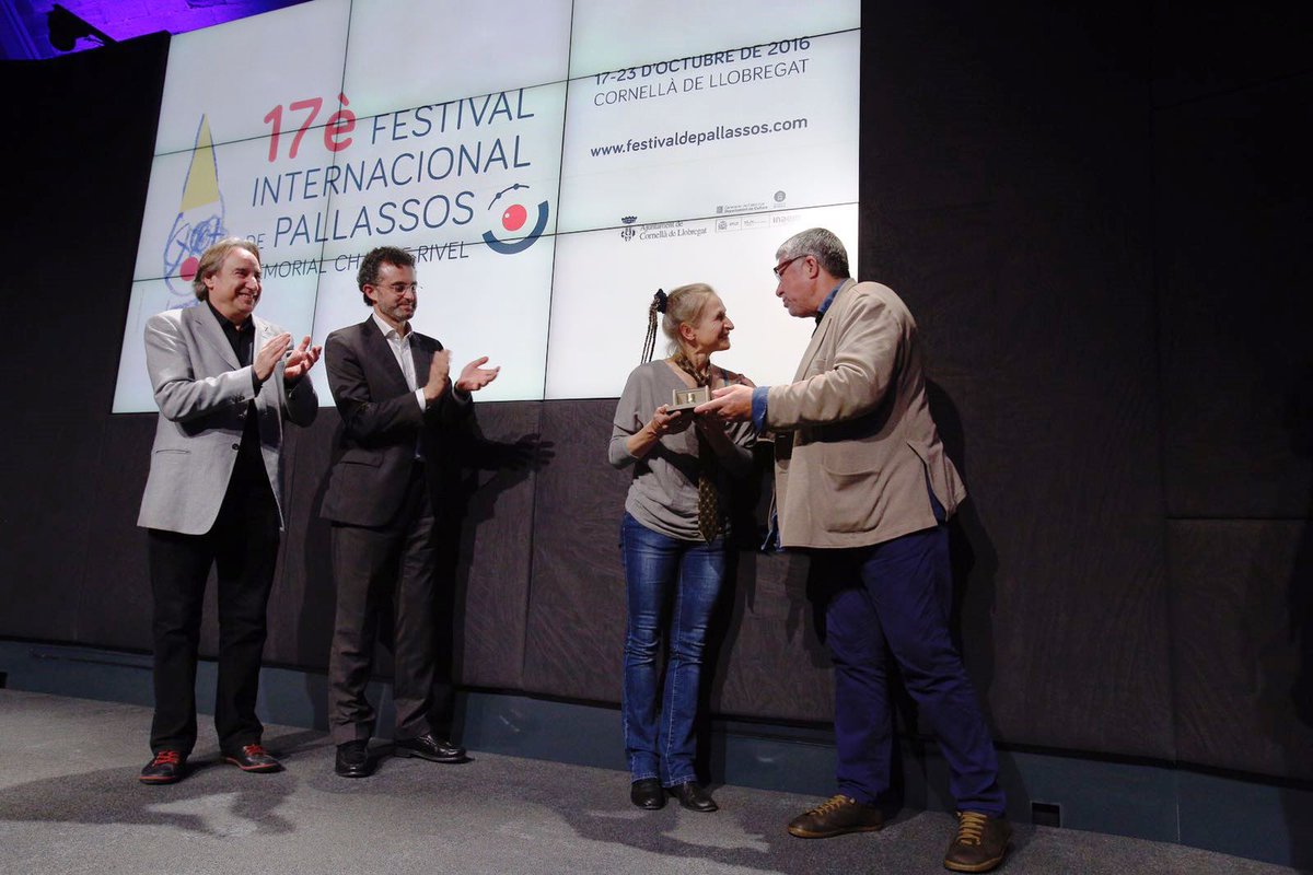 CulturaDIBA's tweet photo. Magnífica jornada ahir al @FIP16 envoltats d'amics del circ al lliurament del premi Nas d'Or i la gala inaugural #FIP2016 #pallassoscornella https://t.co/m3GtakUxSK
